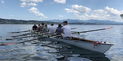 Der Seeclub Richterswil bietet diesen Sommer verschiedene Ruderkurse an. (Bilder zvg)