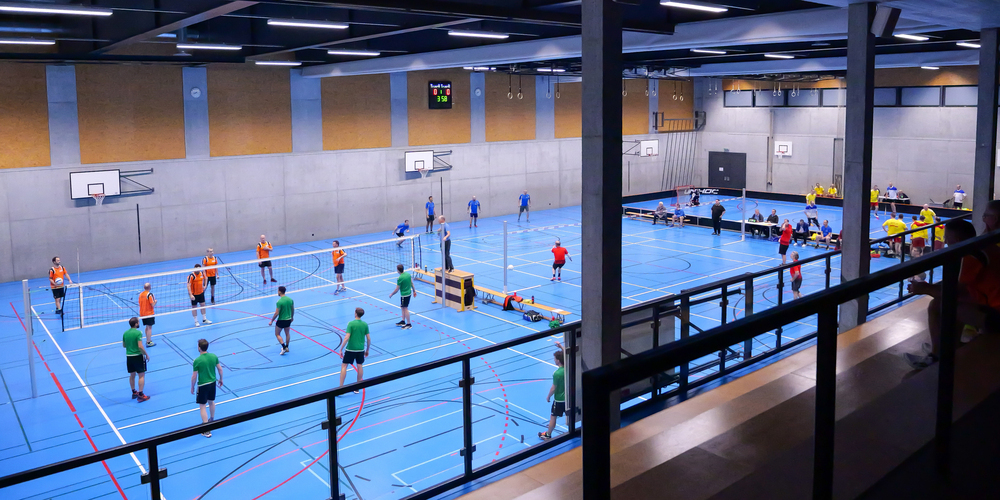 Viel Betrieb: Beim Freudenberg-Cup der Männerriege Bad Ragaz werden in der Badriebhalle Volleyball, Faustball und Unihockey gespielt. (Bild Daniel Ackermann)