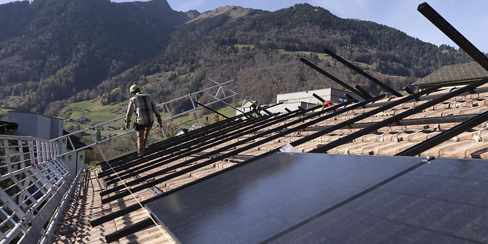 Bei der zweiten Etappe der Umsetzung des Green Deals will Graubünden unter anderem grossflächige Photovoltaikanlagen auf Wohngebäuden fördern. (Archivbild)