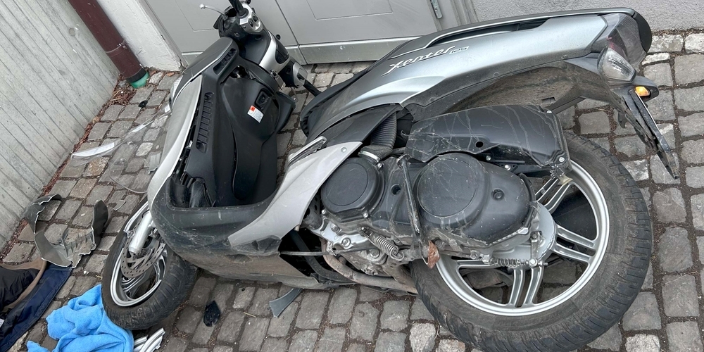 Ohne fremdes Verschulden prallte ein 75-Jähriger mit diesem Motorrad in Weesen in eine Mauer und wurde dabei unbestimmt verletzt.