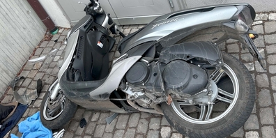 Ohne fremdes Verschulden prallte ein 75-Jähriger mit diesem Motorrad in Weesen in eine Mauer und wurde dabei unbestimmt verletzt.