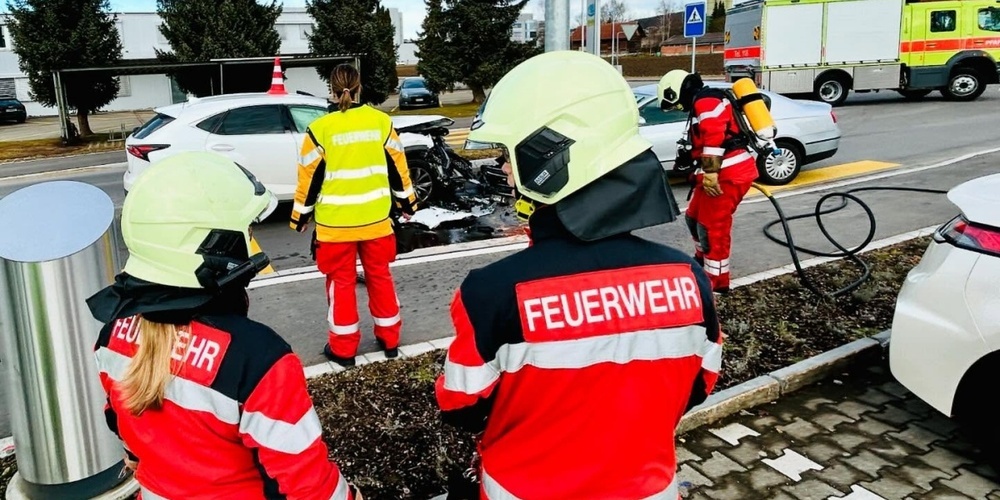 Die Feuerwehr Pfäffikon sicherte die Unfallstelle ab.