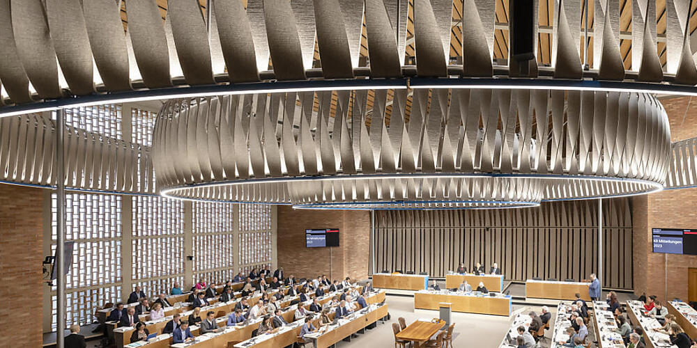 Politik in der Kirche? Der Zürcher Gemeinderat tagte provisorisch in der umfunktionierten Bullingerkrirche und diskutierte am Mittwoch, ob er dies permanent zu tun solle. (Archivbild).