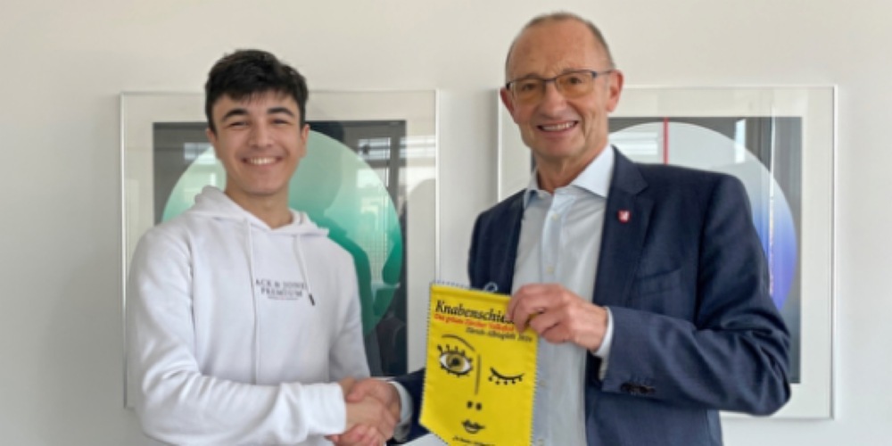 Stadtpräsident René Huber gratuliert dem besten Klotener Schützen Berkay Cinoglu zu seinem Erfolg beim Knabenschiessen 2024