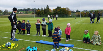 Angehende Gossauer Fussballprofis? Gil Schneider (links) trainiert mit den Kleinsten in der «Bambini League».