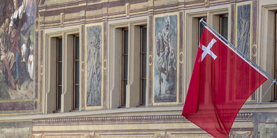 Die Schwyzer Regierung ist gegen eine Steuerfusssenkung für natürliche Personen. (Archivbild)