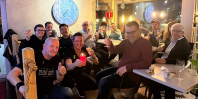 Mitglieder des Vereins HafeFäscht mit Präsident Gianfranco Salis (mit Kerze) bei der Feier im Schmerkner «Ahoi».