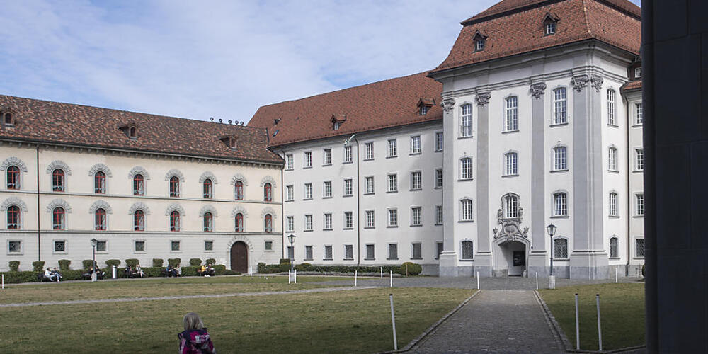 Die St. Galler Staatsverwaltung soll 2025 einen Ausgleich für die Teuerung erhalten. Ob es 1,1 oder 0,6 Prozent sein werden, entscheidet der Kantonsrat anfangs Dezember. (Archivbild)