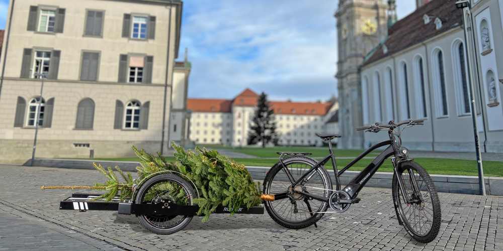«viaVelo.sg» erspart den St.Gallern das Transportieren von Christbäumen. (Bildmontage)