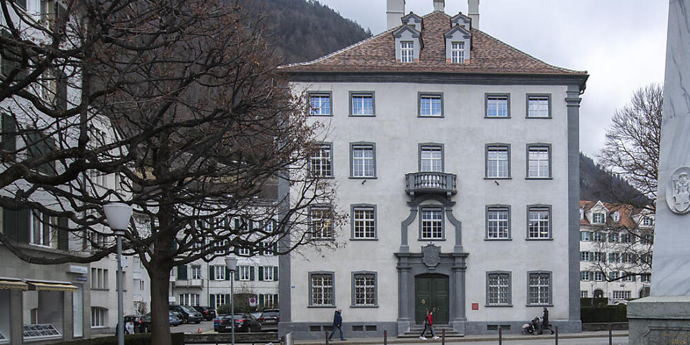 Die Bündner Regierung hebt die Beiträge für Personen in der Sozialhilfe um 2,9 Prozent an. Im Bild das Regierungsgebäude in Chur. (Archivbild)