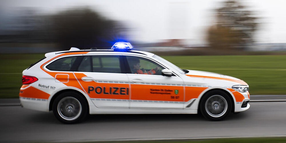 Die Kantonspolizei St. Gallen nahm am Montagabend nach einem Raubüberfall auf eine Postfiliale zwei Männer fest. (Symbolbild)