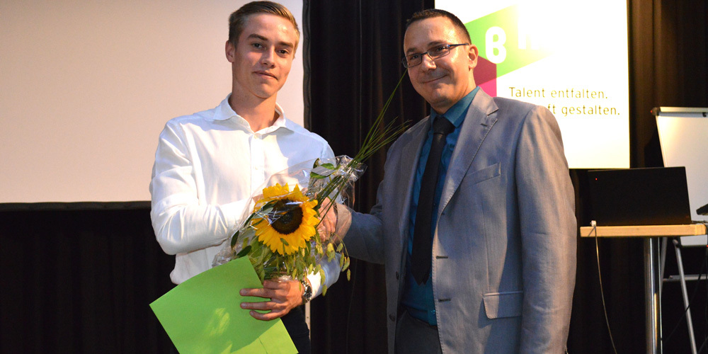 Daniel Artho (links) wurde von Andreja Slavik, Präsident des Lehrmeisterverband Konstrukteur, mit dem „Champion“-Titel ausgezeichnet
