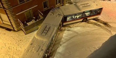Der erste Bus blieb etwa gegen 18:30 Uhr stecken, nachdem er die Kurve nicht gekriegt hat und dann immer weiter Richtung Haus schlidderte