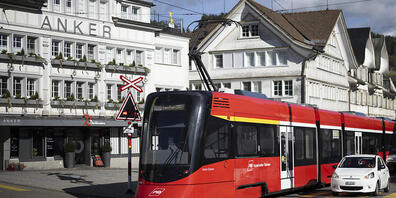 Wie soll die Linienführung der Appenzeller Bahnen durch das Dorf Teufen künftig erfolgen? Diese Frage sorgt seit Jahren für Diskussionen. Im Bild zu sehen ist ein Zug der Appenzeller Bahnen in Teufen. (Archivbild)