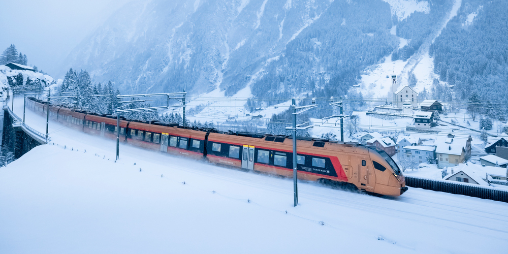 Treno Gottardo bei Wassen unterwegs nach Locarno