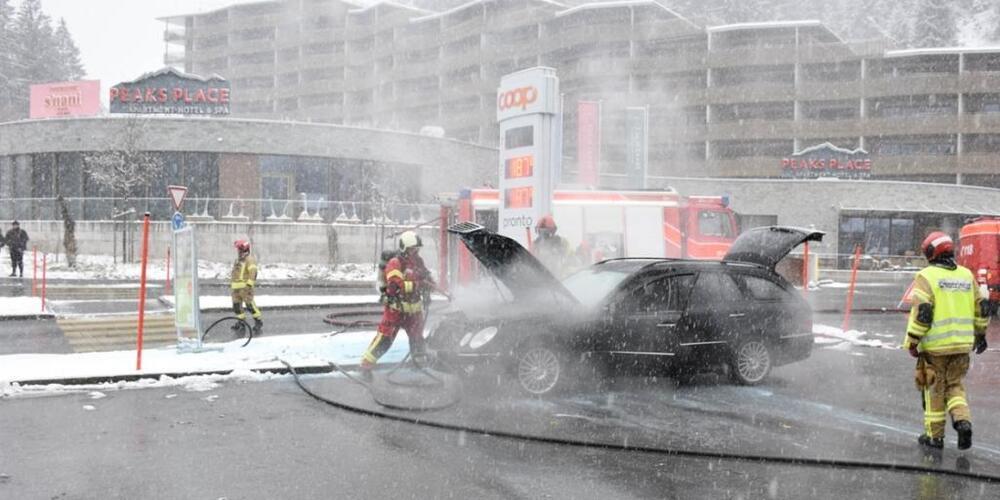 Bei einem Autobrand in Laax verletzte sich eine Person an der Hand.