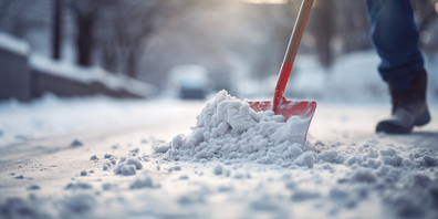 Weiss gezuckerte Wälder und prächtige Schneehaufen in den Gärten. Die Schweiz erstrahlt in einer romantischen Winterlandschaft. Damit Passanten und Bewohner nicht aufs Glatteis geführt werden, muss der Schnee zumindest auf den Gehwegen und Strassen geräumt werden. Jedes Jahr aufs Neue stellt sich Frage, wer zu Schaufel und Streumitteln greifen muss.