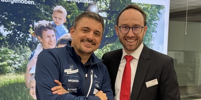 OK-Präsident Dave Mathis und Sandro Meienhofer vom Hauptsponsor acrevis Bank, Gossau.