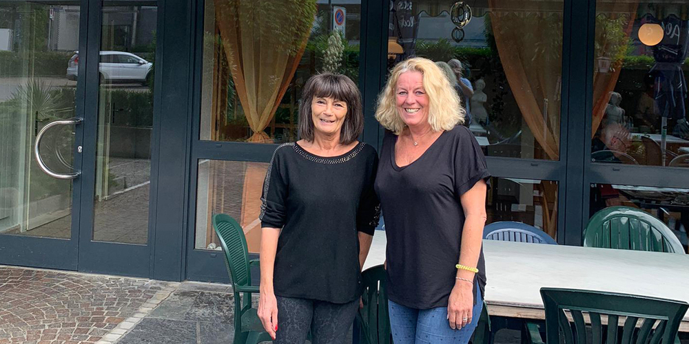 Dass das Restaurant Bahnhöfli in Freienbach nun doch bestehen bleibt, ist eine glückliche Fügung für alle Beteiligten. Im Herbst übergibt dann Wirtin Yvonne Gambon (links) die Rolle der Gastgeberin an Moni Pfund weiter. (Bild: zvg)