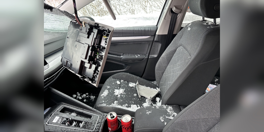Während der Fahrt auf der Autobahn A3 sorgte eine grössere Menge gefrorener Schnee für den Bruch der Frontscheibe dieses Autos.
