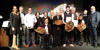 Die Gewinnerinnen und Gewinner des Stadtpreis Rapperswil-Jona 2024: Ivo Reichenbach (3.v.l.); Sandra Stöckli (5.v.l.vorne); Nelly Bütikofer (7.v.l.); Luca Lauper (6.v.r.) ; Jean-Marc Obrecht (5.v.r.) als Vertreter des Vereins Natur Rapperswil-Jona 