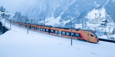 Treno Gottardo der Südostbahn bei Wassen unterwegs nach Locarno.