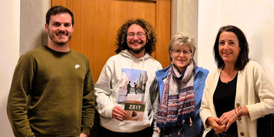 Bei der Übergabe: Martin Meli, Jannis Tschan, Sabina Koch und Andrea Schena (von links, nicht auf dem Foto: Yanik Schneider).