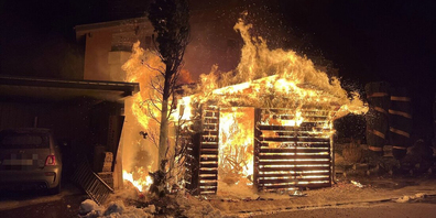 Der Schuppen brannte lichterloh.