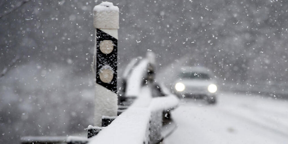 Ein Autofahrer befestigte ein Schlauchboot an seinem Fahrzeug und fuhr damit auf die schneebedeckte Strasse in Malbun (FL). (Symbolbild)
