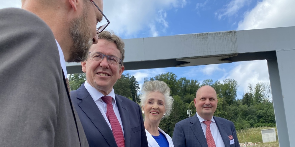 Astra-Chef Jürg Röthlisberger und Bundesrat Albert Rösti (v.l.) mussten bei der Autobahnvorlage eine herbe Niederlage einstecken. Unser Archivbild zeigt die beiden zusammen mit Regierungsrätin Carmen Walker-Späh und Stadtrat Michael Baumer.