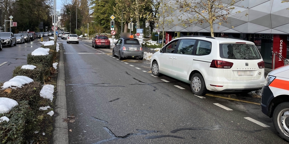 Vor dem roten Lichtsignal beim Sonnenhof geriet einer der Lenker beim Bremsen vom Bremspedal, worauf es zur Kollision kam.