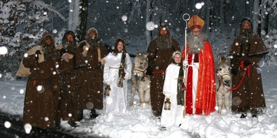 St. Nikolaus-Einzug 2023: Im Schneegestöber zog der Nikolaus mit seinem Gefolge vom Wald zum Egli Haus und eröffnete die Chlaus-Zeit. 