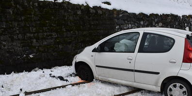 Das Auto kam nach einem Selbstunfall auf den Gleisen der Appenzeller Bahnen zum Stillstand.