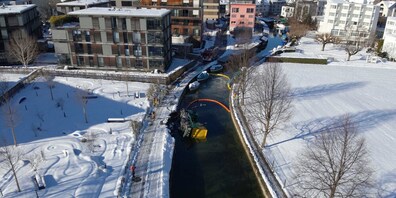 Der Lastwagen kippte in die Lorze – eine Ölsperre wurde errichtet. 