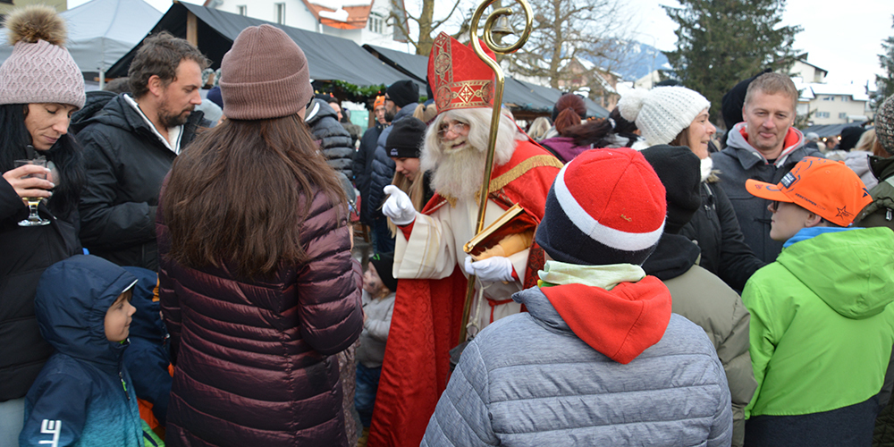 Der Adventsmärt in Buttikon erfreute sich grossem Andrang – inklusive Besuch von Samichlaus und Schmutzli. 
