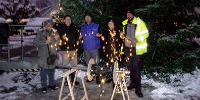 Der Vorstand des HGV Au/Heerbrugg beim Schmücken des Christbaums (v.l.): Marcel Scherrer (new time design), René Federer (St.Galler Kantonalbank), Bernard Gashi (BNL Haustechnik), Irene Inauen (Inauen Dreherei), Simon Oroshi (Simons Zäune)