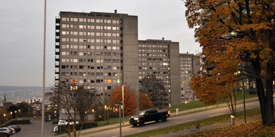 Das Herbstlicht lässt die drei Triemli-Personalhäuser fast schön wirken (v. l.): Haus C, Haus B und Haus A werden zwischengenutzt.