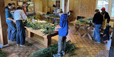 Fleissig und kreativ: Die Helferinnen und Helfer sind in der «Chranz-Werkstatt» im Pfadiheim zugange und schaffen bildhübsche Produkte. 