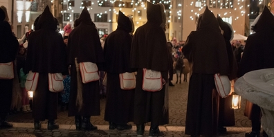 Am Samstagabend, 30. November 2024, ziehen wieder die rund 30 Etzelchläuse und Schmutzlis auf dem Rapperswiler Hauptplatz ein. (Archivbild)