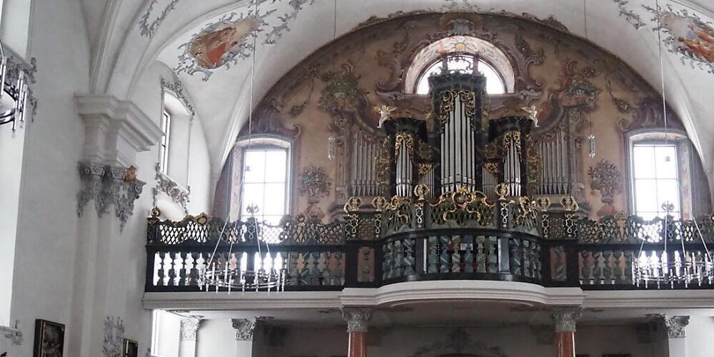 Die Orgel der Pfarrkirche St. Peter und Paul in Andermatt verbirgt hinter ihrem barocken Äusseren ein modernes Instrument.