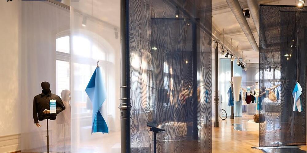 Die Ausstellung "Circle of Water" zeigt innovative Entwicklungen bei der Produktion von Textilien.