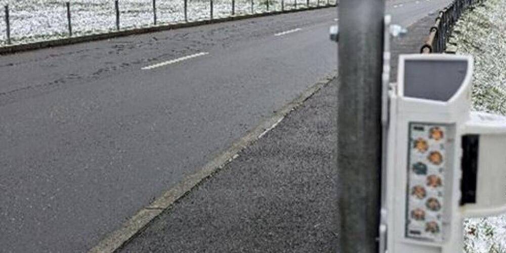 An der Klausenstrasse sind mehrere Wildtierwarngeräte installiert worden.