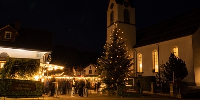Adventsmarkt Goldingen bei der Kirche.