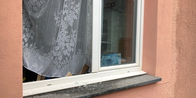 Die unbekannte Täterschaft schlug dieses Fenster auf und gelangte so in das Innere der Wohnung an der Hinterdorfstrasse in Mollis.