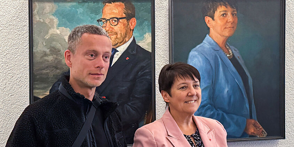 Regierungsrätin Petra Steimen-Rickenbacher, Landammann von 2020 bis 2022, zusammen mit dem Maler Pascal Möhlmann, Zürich, vor ihrem Porträt. 