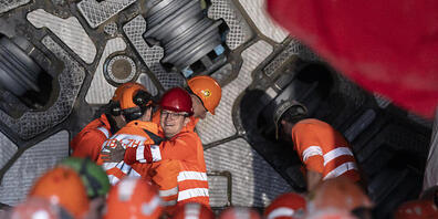 Der Durchstich war vor allem ein Fest für die Mineure, die in den letzten sieben Monaten den Tunnel von der Sihl zum Zürichsee gebaut hatten.