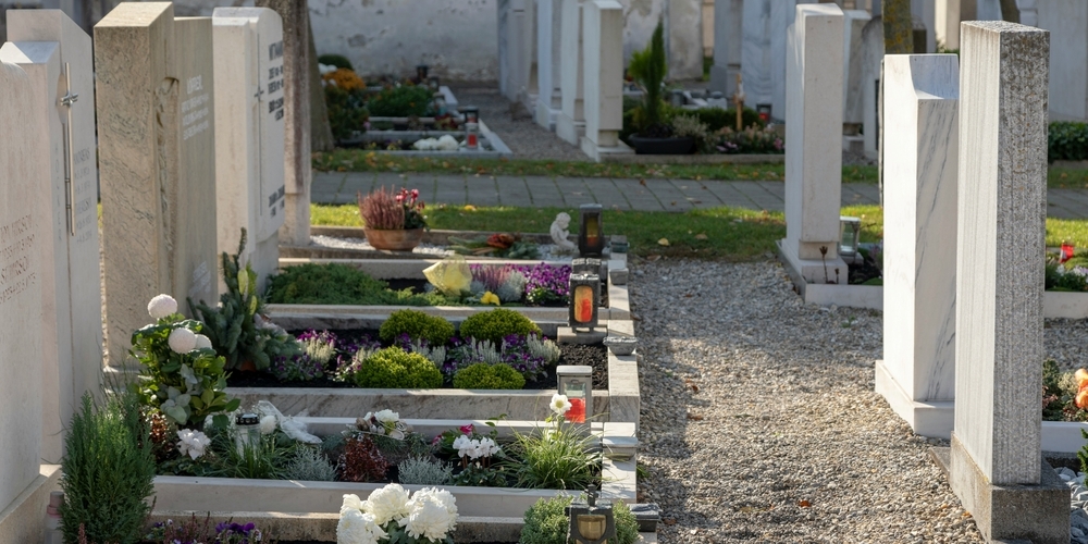 In jedem Friedhof fallen regelmässig Unterhaltsarbeiten an. (Symbolbild)