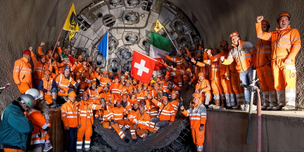 Geschafft! Die Mineure und Regierungsrat Martin Neukom freuen sich über den erfolgreichen Durchstich.
