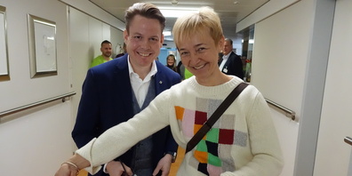 AR-Landammann Yves Noël Balmer und AI-Regierungsrätin Monika Rüegg Bless eröffnen mit der Durchschneidung des roten Bandes die im Spitalgebäude von Heiden realisierte Tagesstruktur.