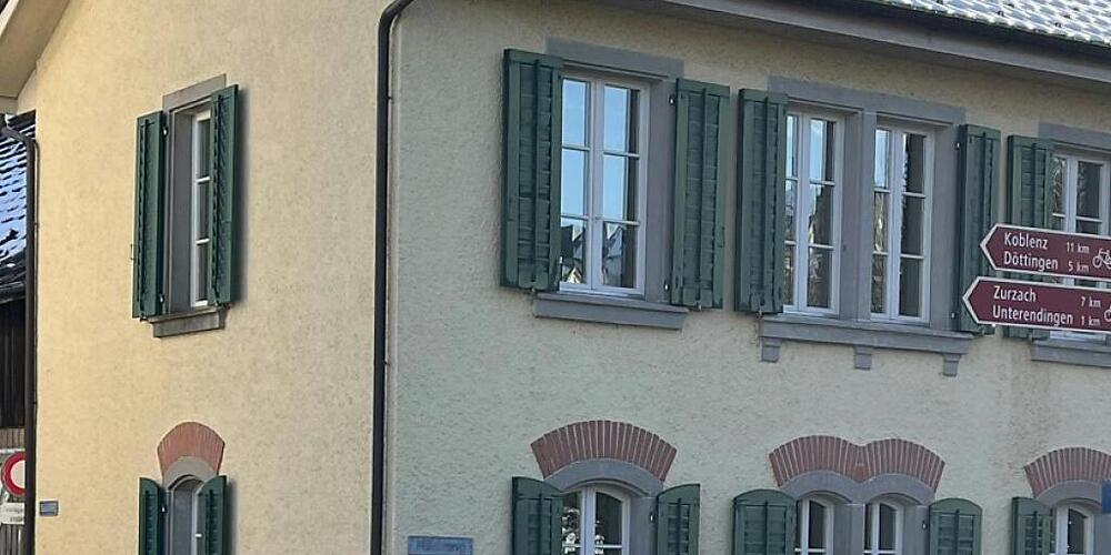 Das aus dem Jahr 1867 stammende, jüdische Badhaus ist an einer Surbbrücke im Dorfzentrum von Endingen zu finden.